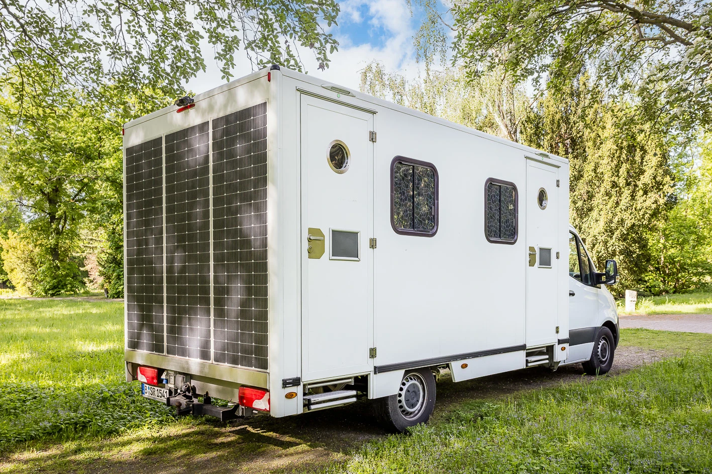 Solar-autarke Doppelkabine mit Anhängerkupplung für Filmproduktionen und Dreharbeiten